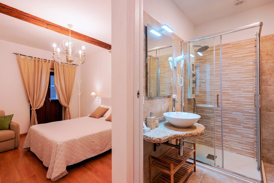 Comfort Double or Twin Room, Ensuite, City View | 1 bedroom, memory foam beds, free minibar items, desk