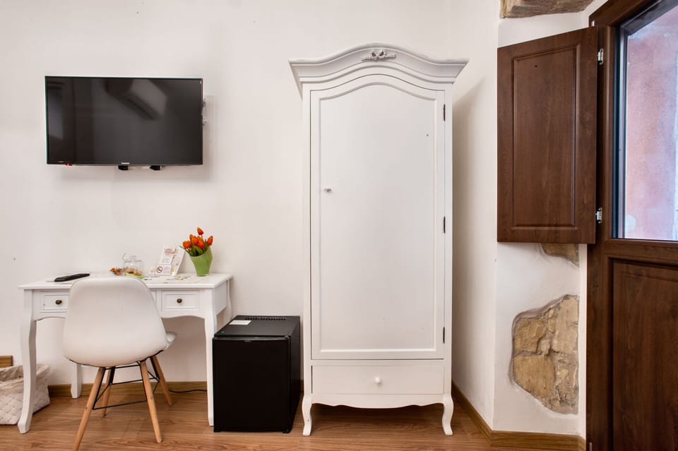 Double Room, Ensuite | 1 bedroom, memory foam beds, free minibar items, desk