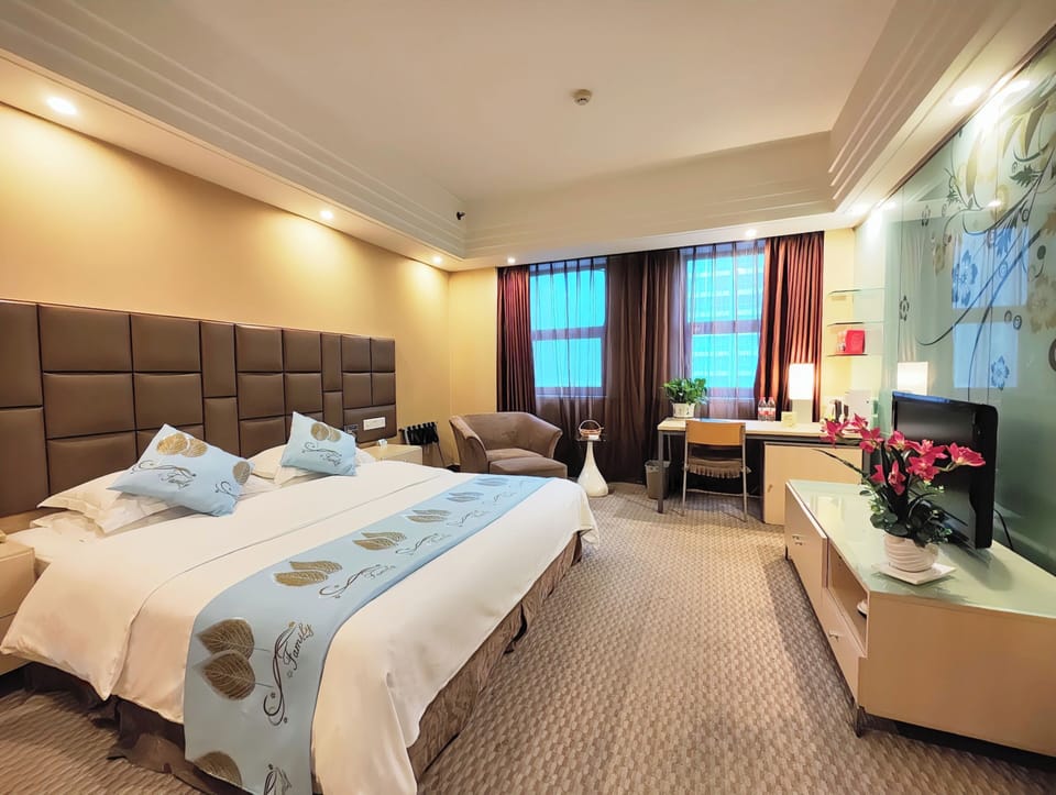 Senior Double Room | In-room safe, iron/ironing board (on request), WiFi (free), bed sheets