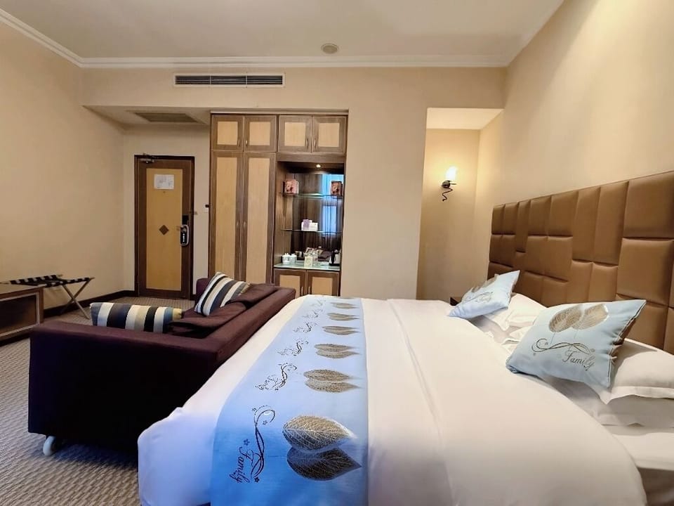 Business Double Room | In-room safe, iron/ironing board (on request), WiFi (free), bed sheets