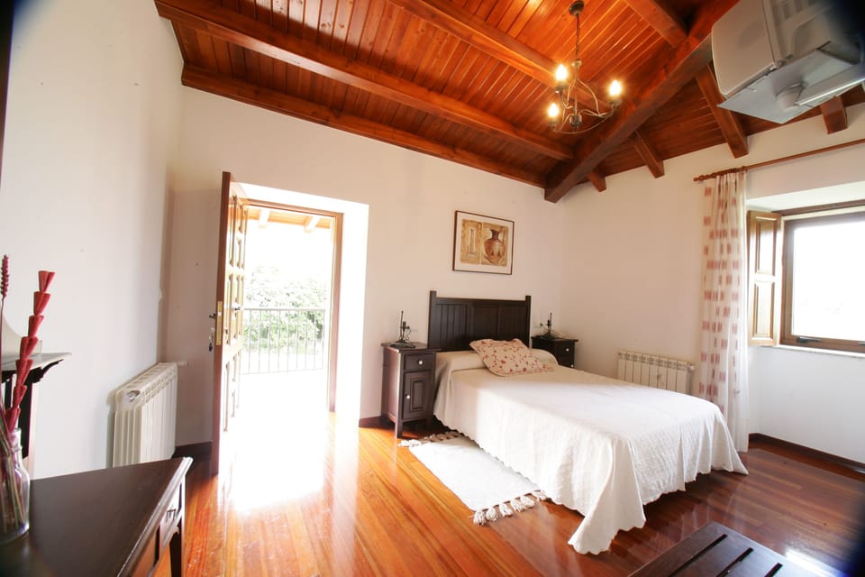 Single Room | Blackout drapes, free WiFi, bed sheets