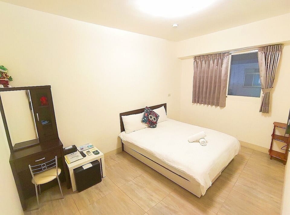 Basic Double Room, 1 Double Bed | 1 bedroom, desk, soundproofing, rollaway beds