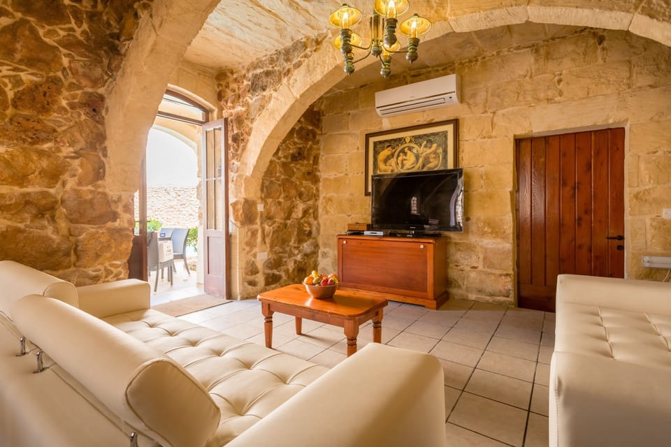 Traditional House, Multiple Beds, Non Smoking | Living area | Flat-screen TV