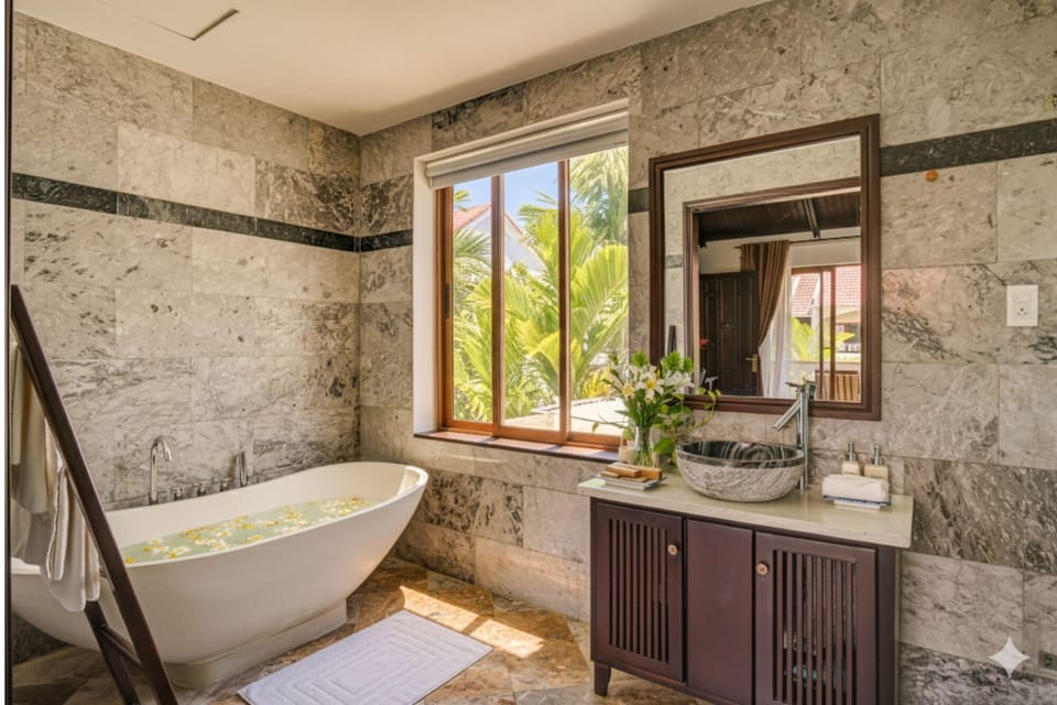 Deluxe Room, Balcony | Bathroom | Combined shower/tub, rainfall showerhead, free toiletries, hair dryer
