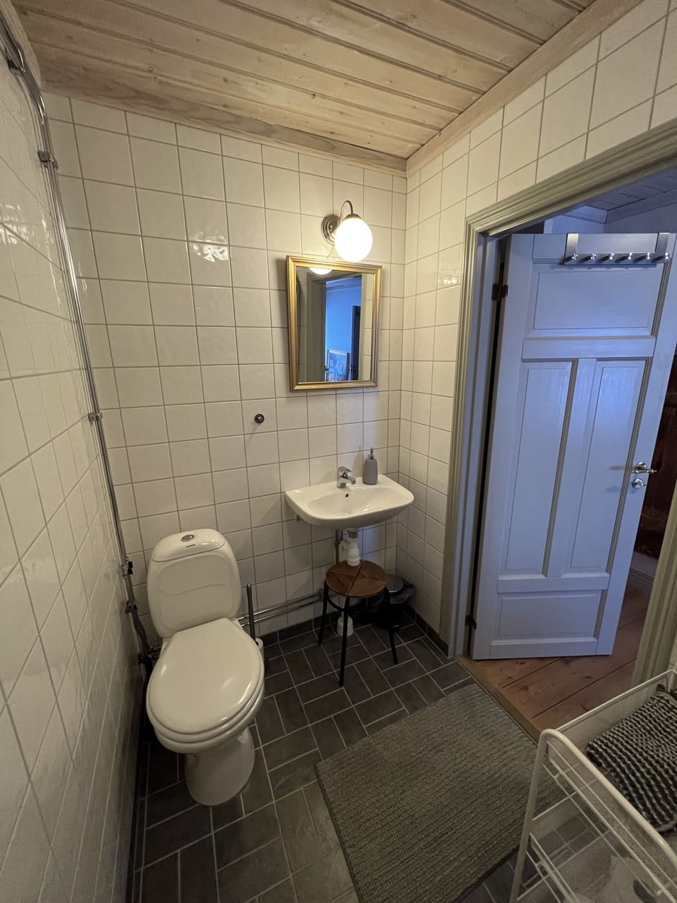 Deep soaking tub, towels
