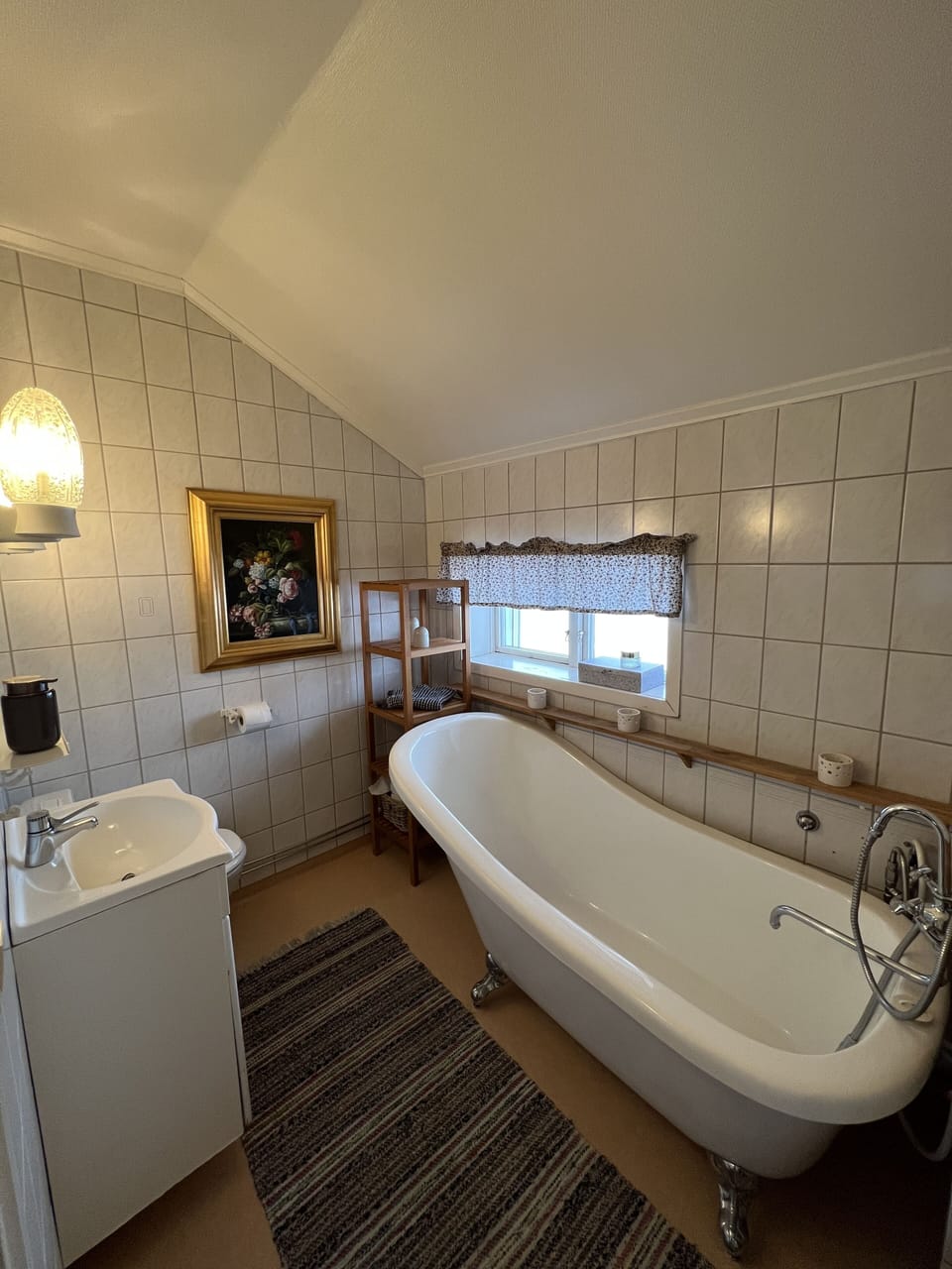 Deep soaking tub, towels