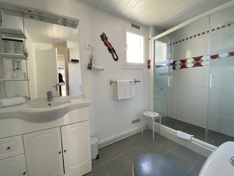 Standard Double or Twin Room, Ensuite | Bathroom | Hair dryer, towels