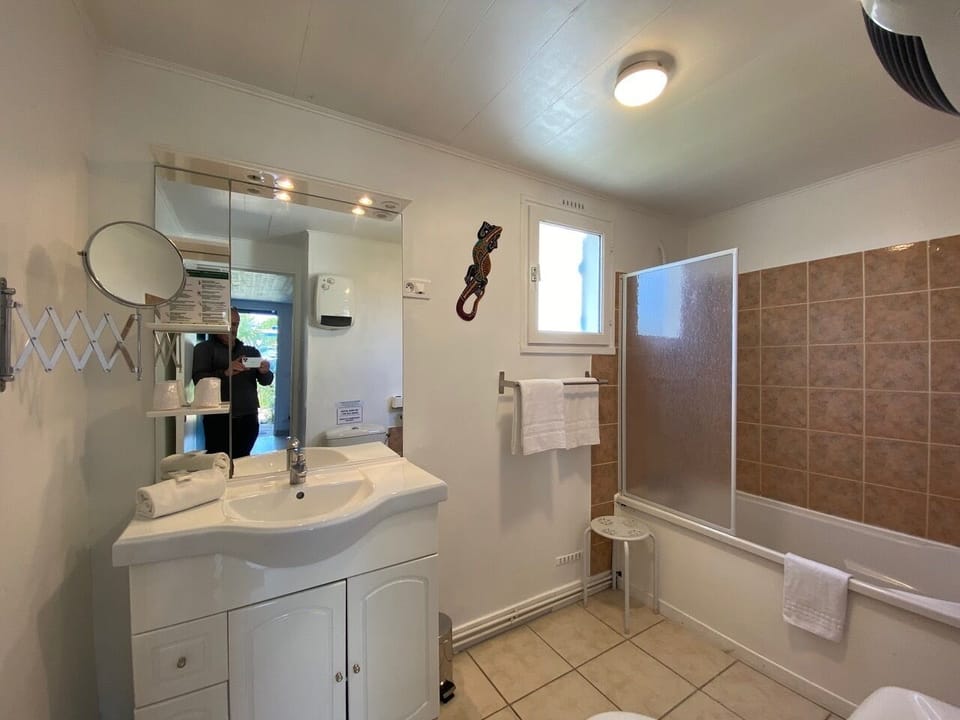 Classic Triple Room, Ensuite (privée ) | Bathroom | Hair dryer, towels