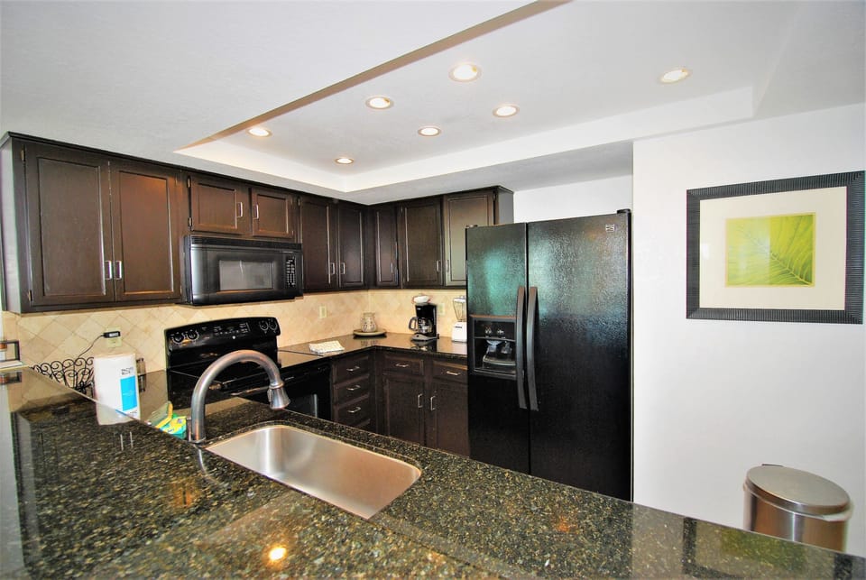 Condo, 3 Bedrooms | Private kitchen | Fridge, microwave, oven, coffee/tea maker