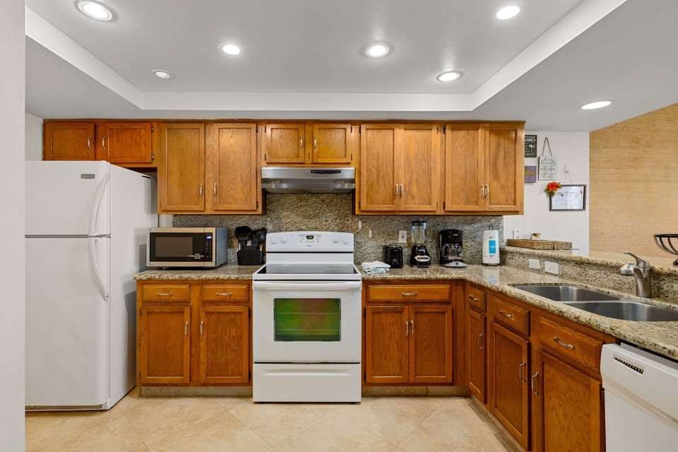 Condo, 3 Bedrooms | Private kitchen | Fridge, microwave, oven, dishwasher