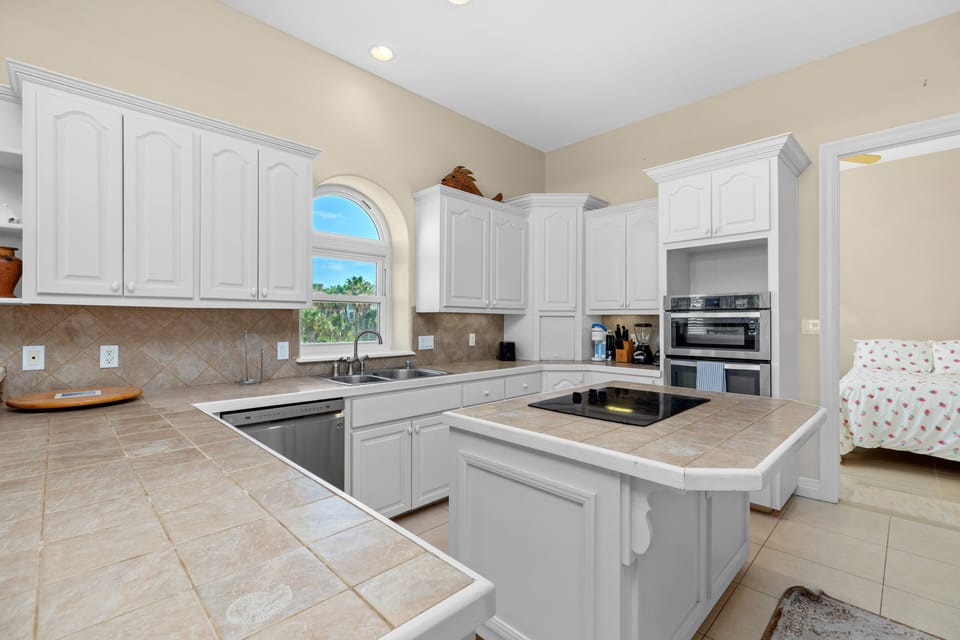 House, 4 Bedrooms | Private kitchen | Coffee/tea maker, fridge, microwave, oven