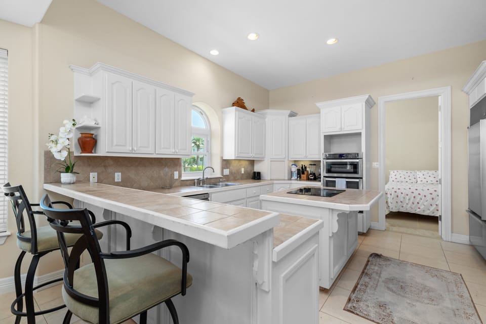 House, 4 Bedrooms | Private kitchen | Coffee/tea maker, fridge, microwave, oven