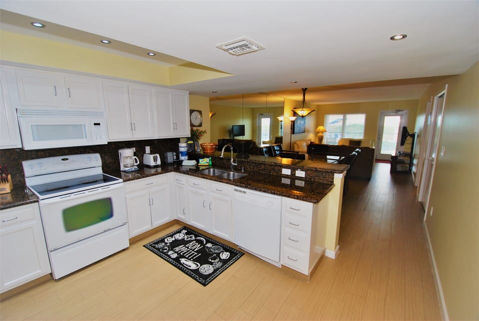 Condo, 2 Bedrooms | Private kitchen | Fridge, oven, coffee/tea maker, toaster