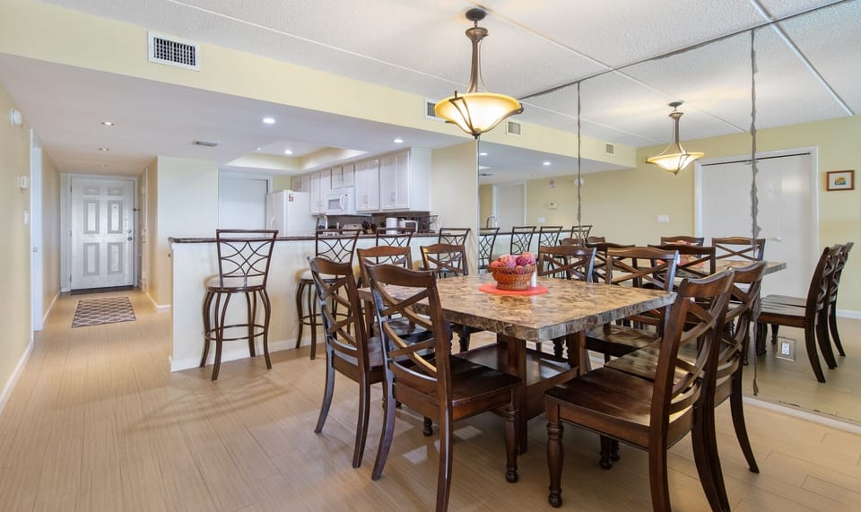 Condo, 2 Bedrooms | Dining