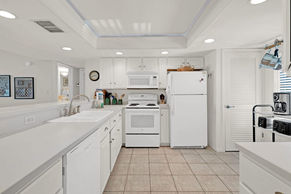 Condo, 3 Bedrooms | Private kitchen | Fridge, microwave, oven, dishwasher