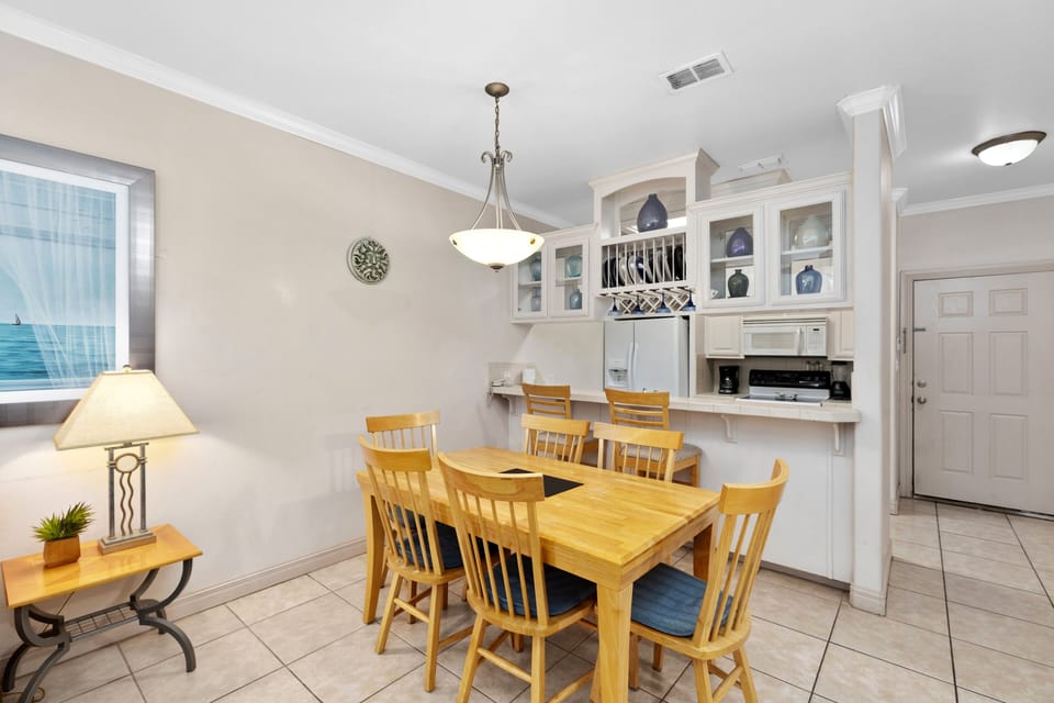 Condo, 2 Bedrooms | Dining
