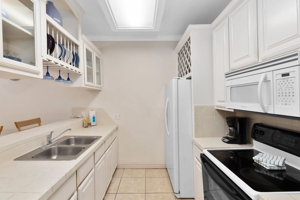 Condo, 2 Bedrooms | Private kitchen | Fridge, microwave, oven, coffee/tea maker