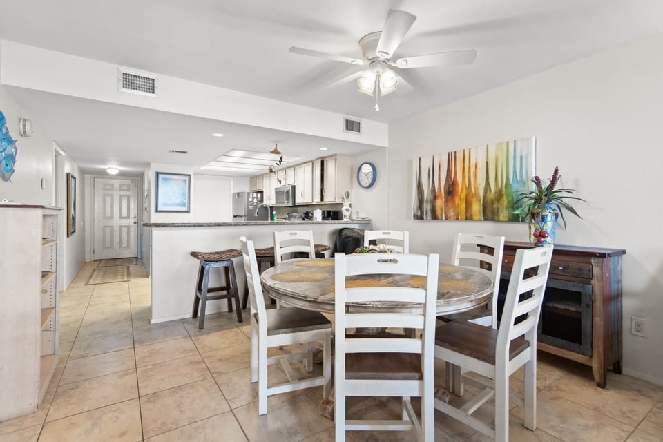 Condo, 2 Bedrooms | Dining