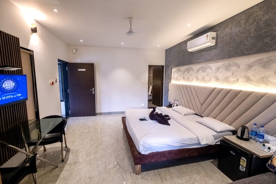 Classic Room | 1 bedroom, premium bedding, minibar, desk