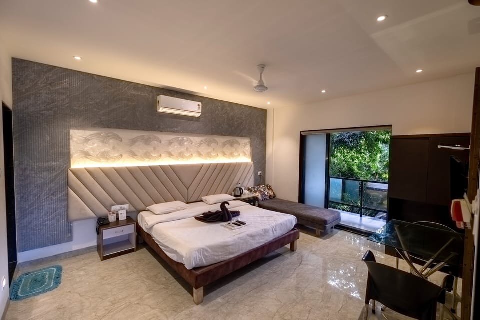 Classic Room | 1 bedroom, premium bedding, minibar, desk