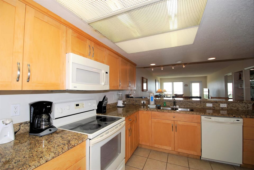Condo, 2 Bedrooms | Private kitchen | Fridge, microwave, oven, coffee/tea maker
