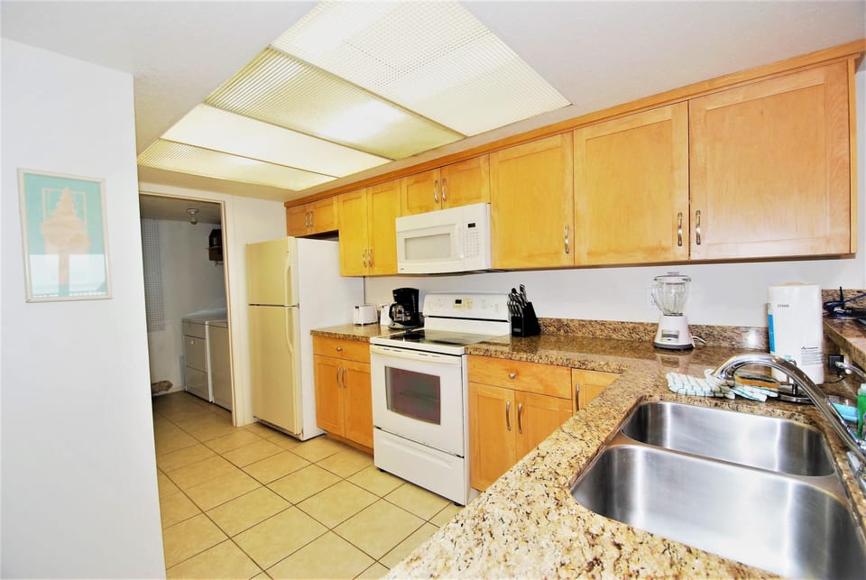 Condo, 2 Bedrooms | Private kitchen | Fridge, microwave, oven, coffee/tea maker