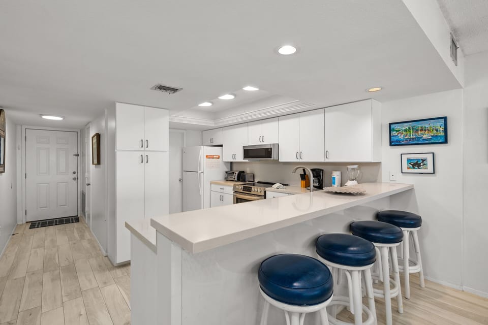 Apartment, 2 Bedrooms | Private kitchen | Fridge, microwave, oven, coffee/tea maker