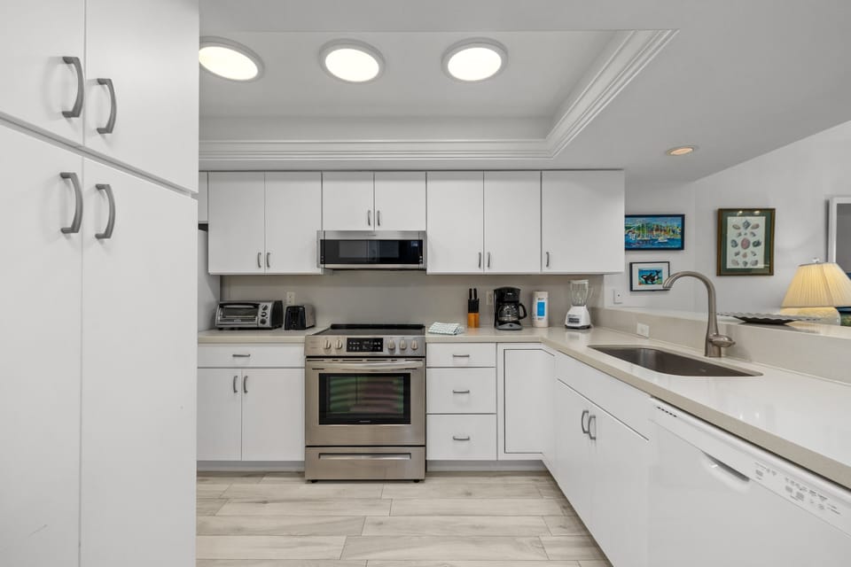 Apartment, 2 Bedrooms | Private kitchen | Fridge, microwave, oven, coffee/tea maker