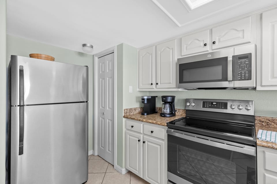 Condo, 2 Bedrooms | Private kitchen | Fridge, microwave, oven, coffee/tea maker