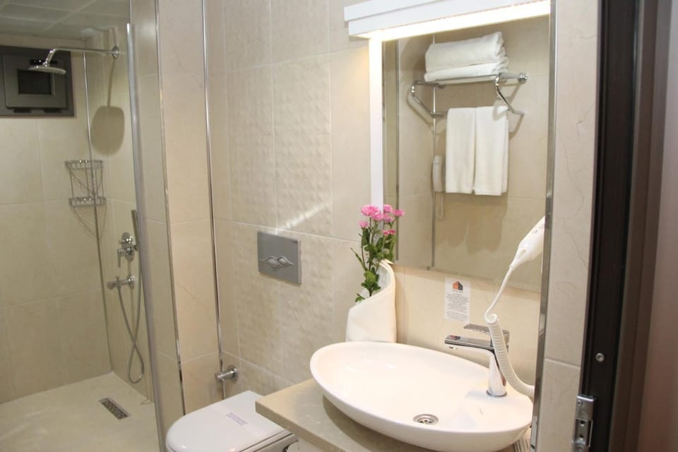 Shower, rainfall showerhead, free toiletries, hair dryer