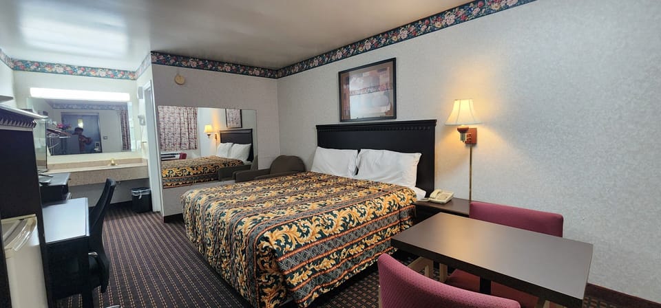 Premium bedding, desk, iron/ironing board, free WiFi