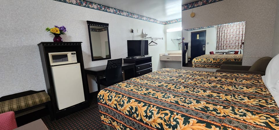 Premium bedding, desk, iron/ironing board, free WiFi