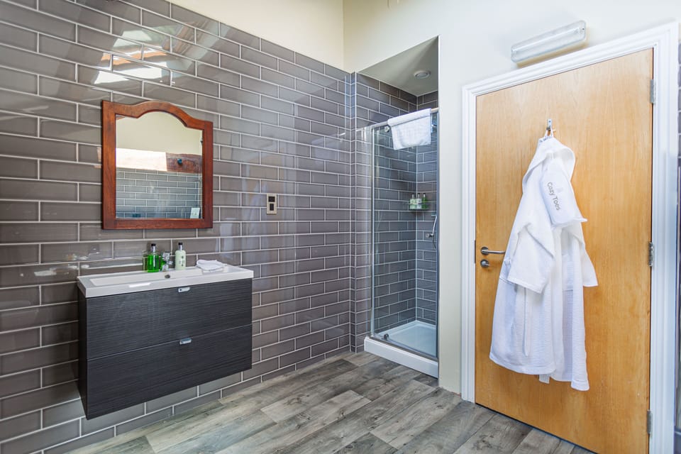 Deluxe Double Room | Bathroom | Free toiletries, hair dryer, bathrobes, slippers