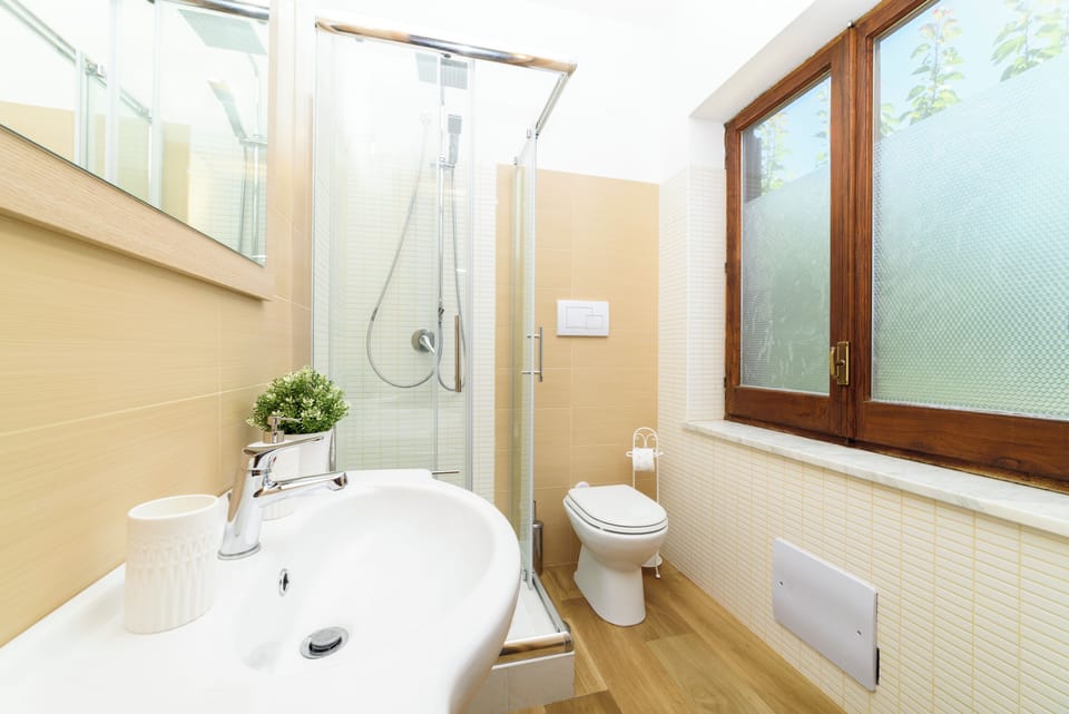 Double Room (Lavanda) | Bathroom | Shower, rainfall showerhead, free toiletries, hair dryer