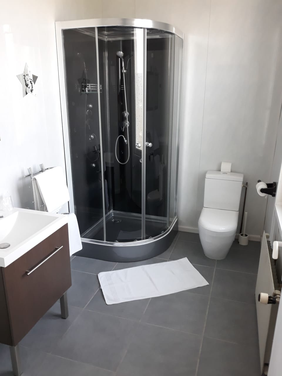 Comfort Double Room | Bathroom | Free toiletries, hair dryer, bathrobes, towels