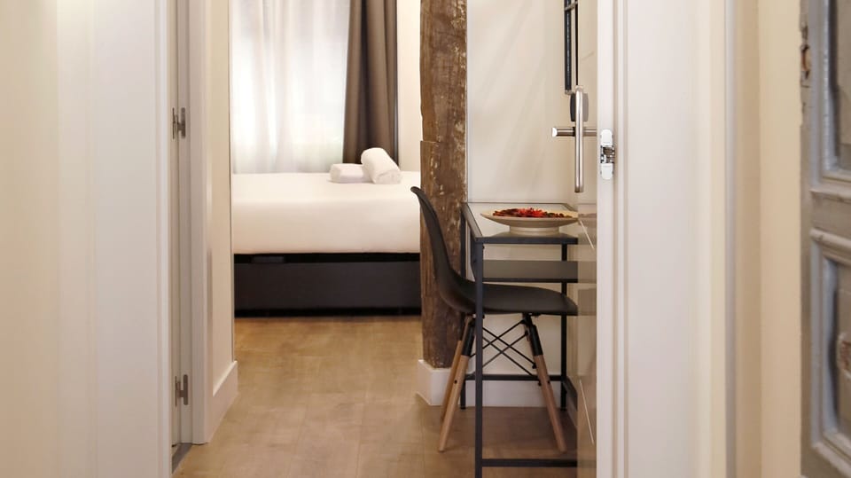 Junior Suite, 1 King Bed (Suite Junior with balcony) | 1 bedroom, pillowtop beds, minibar, individually decorated