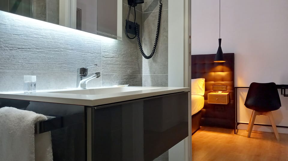 Junior Suite, 1 King Bed | Bathroom | Shower, free toiletries, towels