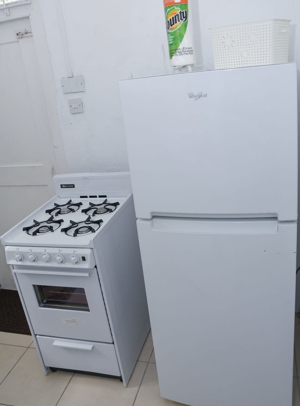 Full-size fridge, microwave, oven, stovetop