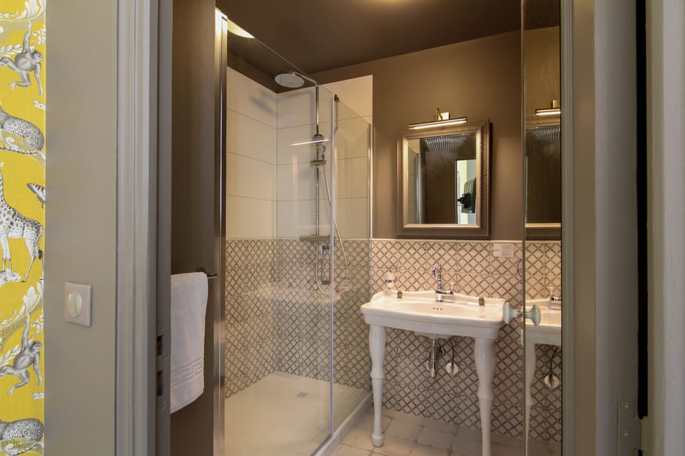 Superior Double Room, Garden View (Château) | Bathroom | Free toiletries, hair dryer, towels, soap