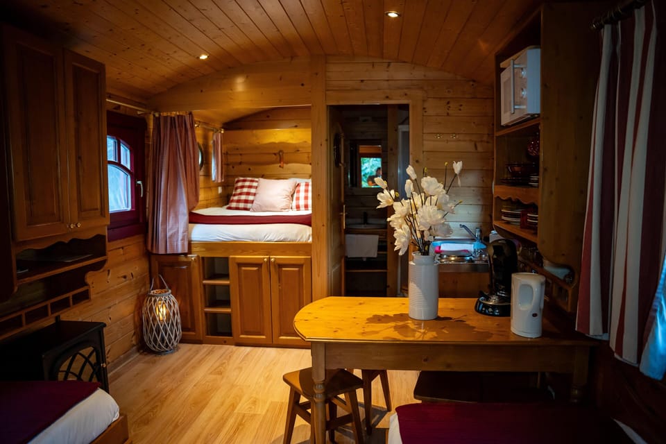 Mobile Home | Soundproofing, iron/ironing board, free WiFi, bed sheets