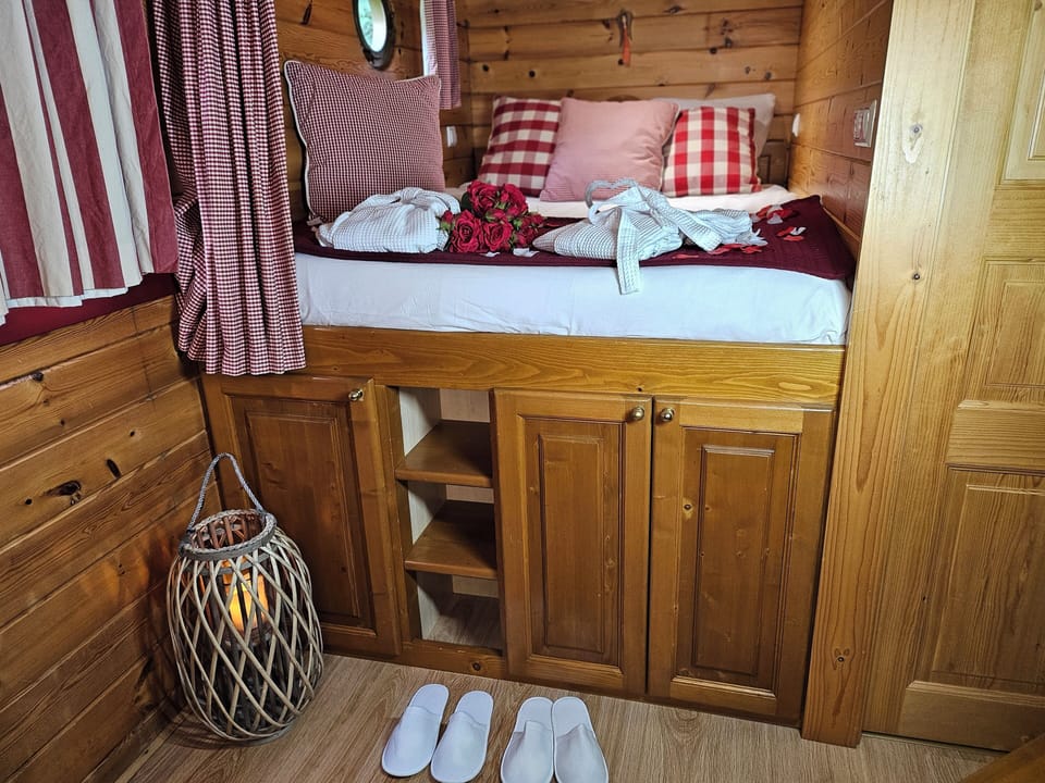 Mobile Home | Soundproofing, iron/ironing board, free WiFi, bed sheets