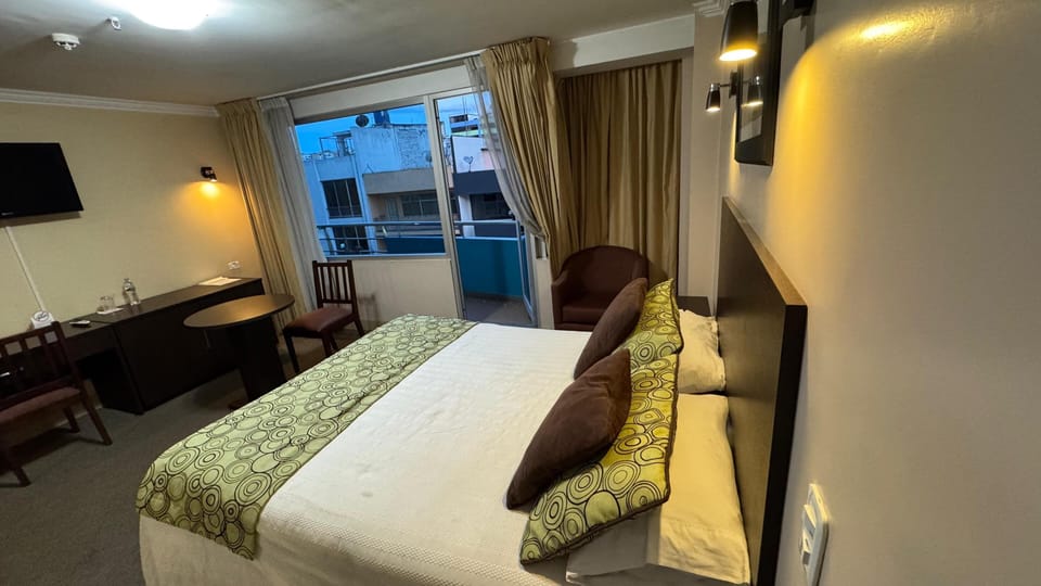 Executive Single Room, 1 Queen Bed | Desk, soundproofing, WiFi (free), individually decorated