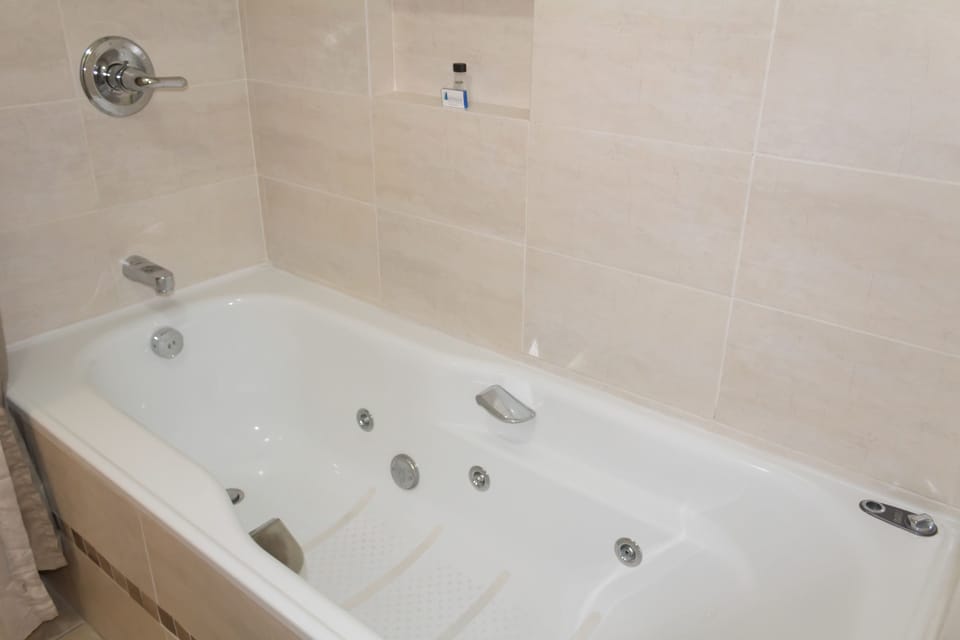 Executive Single Room, 1 Queen Bed | Jetted tub