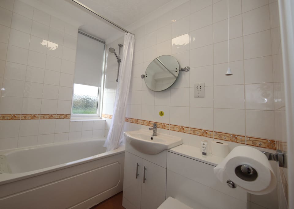 Comfort Double Room | Bathroom | Combined shower/tub, free toiletries, hair dryer, towels
