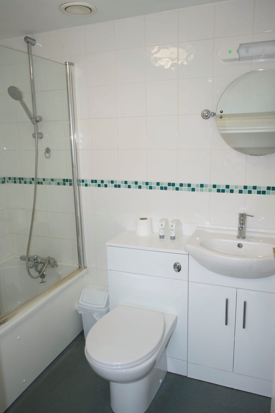 Lodge Twin Room | Bathroom | Combined shower/tub, free toiletries, hair dryer, towels