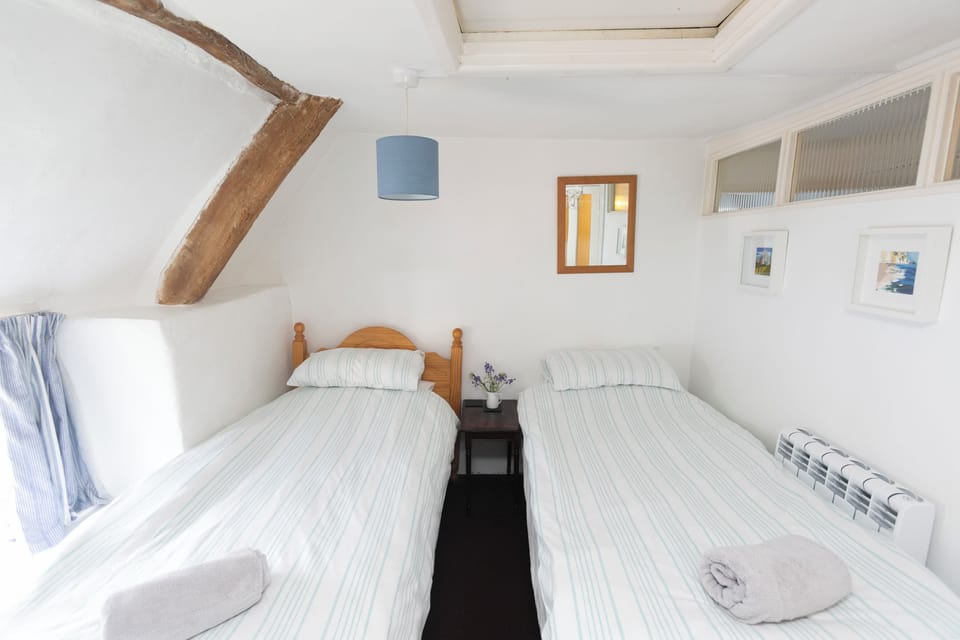 The second bedroom, with two singles. 