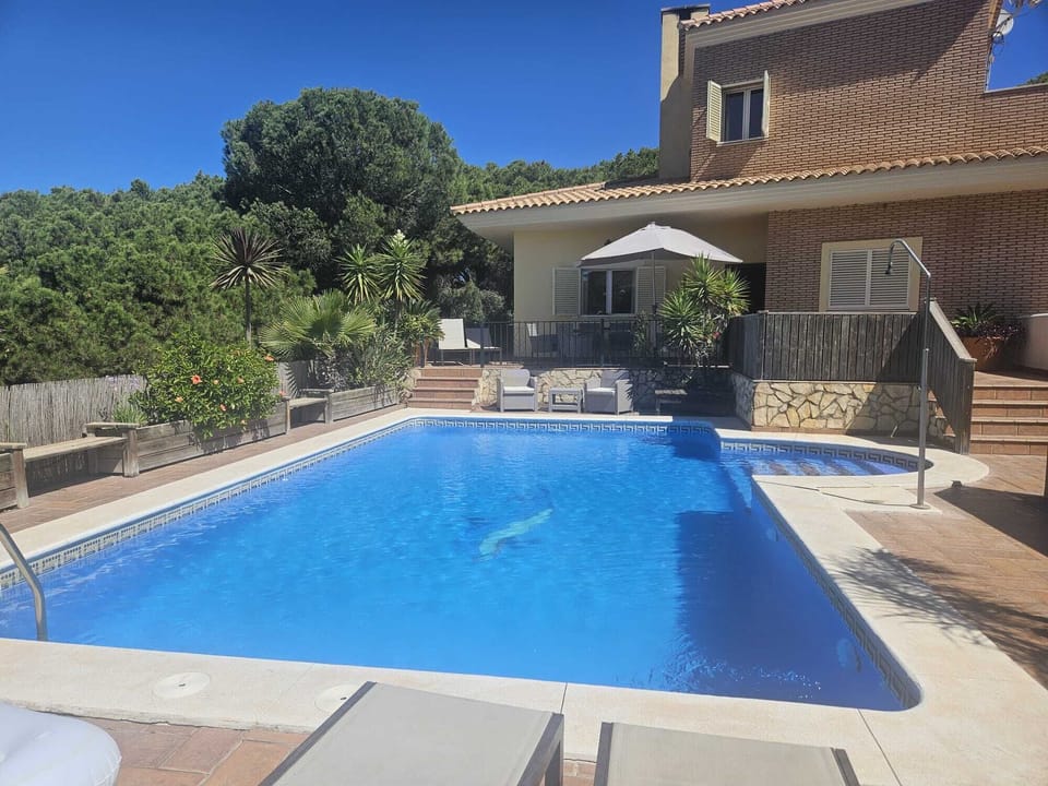 swimming pool and villa from the far end.