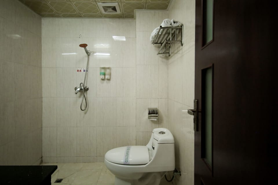 Shower, free toiletries
