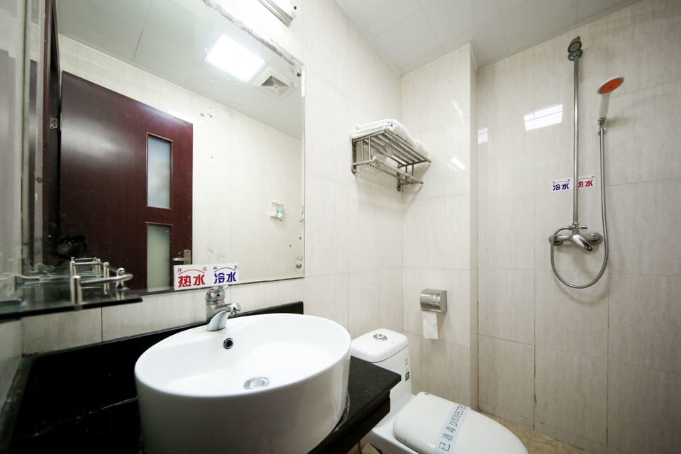 Shower, free toiletries