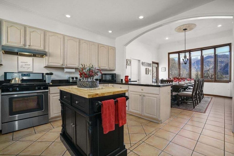 Fully Stocked Kitchen and Dining Room with Bar Seating